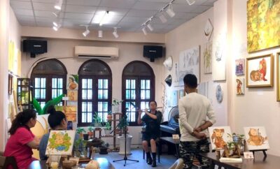 Tổ chức sự kiện nhóm 10 người tại quán cafe hay studio riêng? So sánh trải nghiệm thực tế